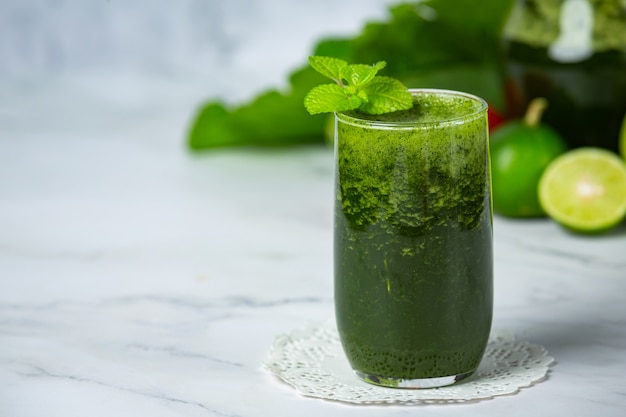 Foto grátis bebida saudável, smoothie de vegetais