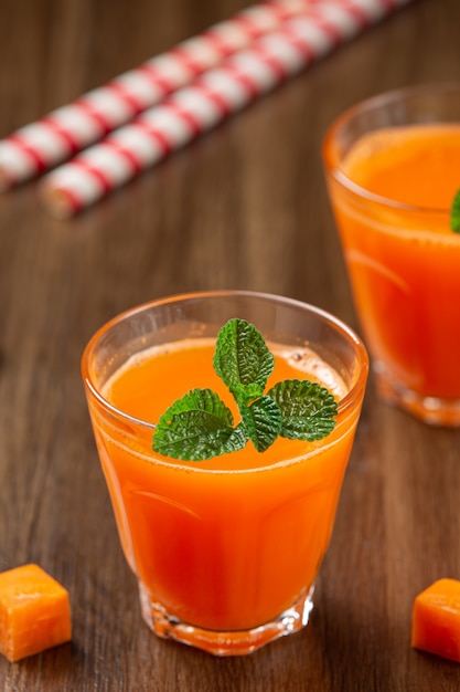 Bebida saudável, suco de cenoura fresco