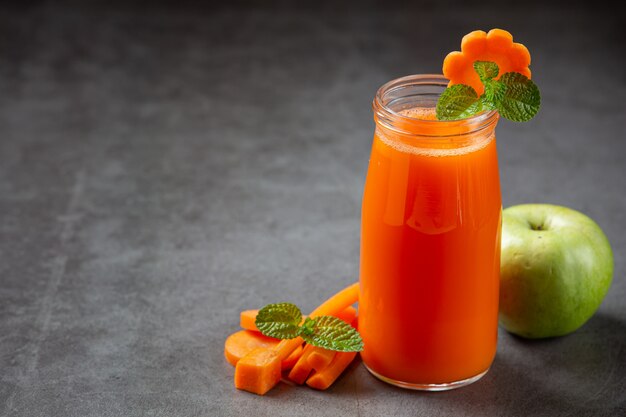 Bebida saudável, suco de cenoura fresco
