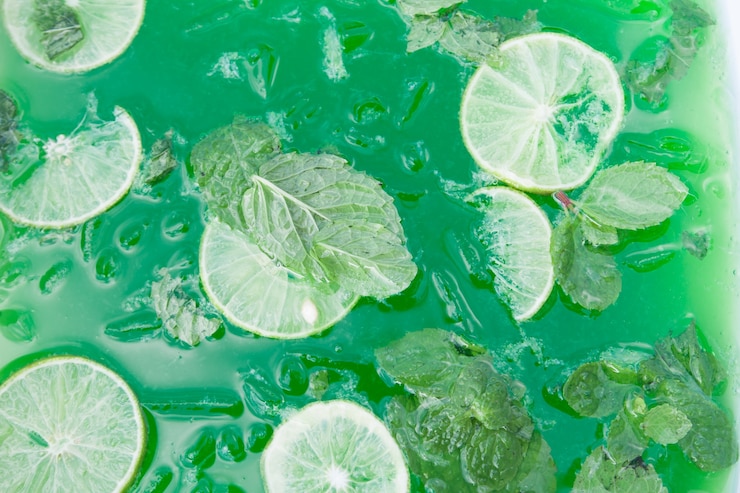 Foto grátis bebida verde com lima cortada e hortelã com gelo, close up