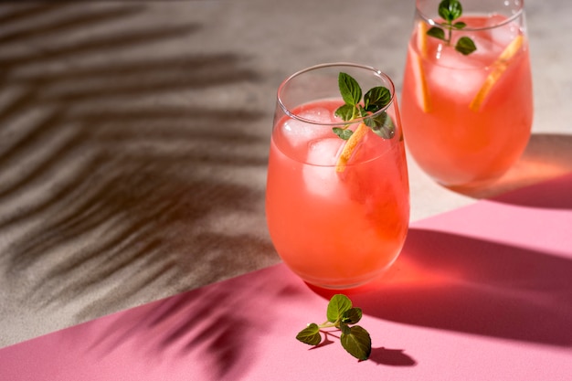 Foto grátis bebidas alcoólicas refrescantes prontas para serem servidas