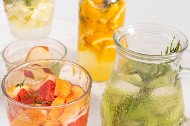 Bebidas com sabor de frutas na mesa