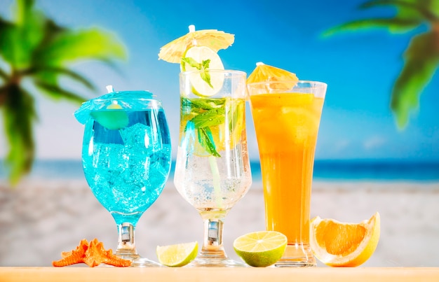 Bebidas de laranja menta azul e estrela do mar vermelha cítrica fatiada