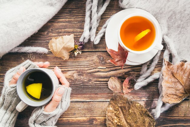 Bebidas de outono e cachecol na mesa