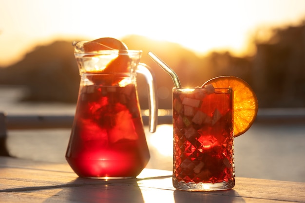 Bebidas de sangria na mesa ao ar livre