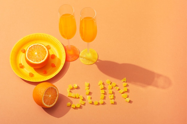 Bebidas e laranjas em ângulo alto