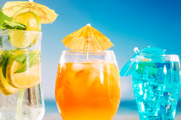 Bebidas frescas azuis alaranjadas brilhantes nos vidros