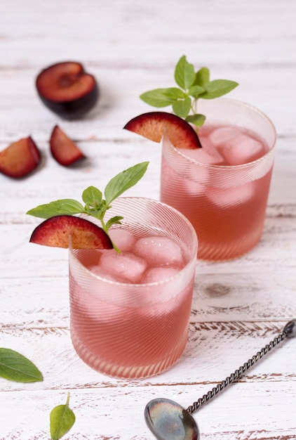 Bebidas geladas prontas para serem servidas com frutas