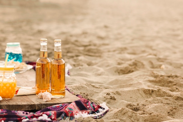 Foto grátis bebidas na areia