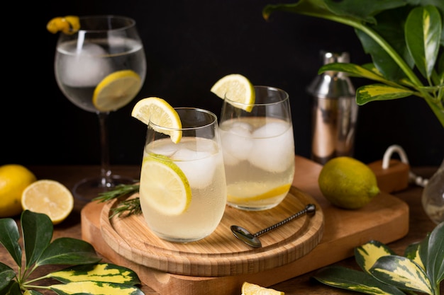 Bebidas refrescantes com cubos de gelo em cima da mesa