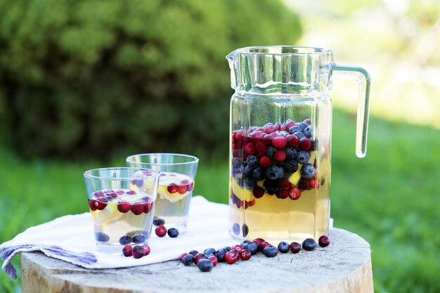 Bebidas refrescantes em um toco