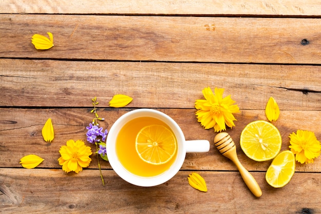 Bebidas saudáveis à base de ervas com limão e mel quente