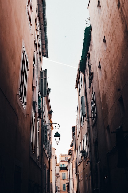 Beco estreito bonito em uma antiga cidade suburbana