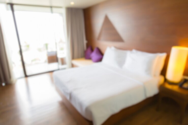 Foto grátis bedroom borrado com edredon branco