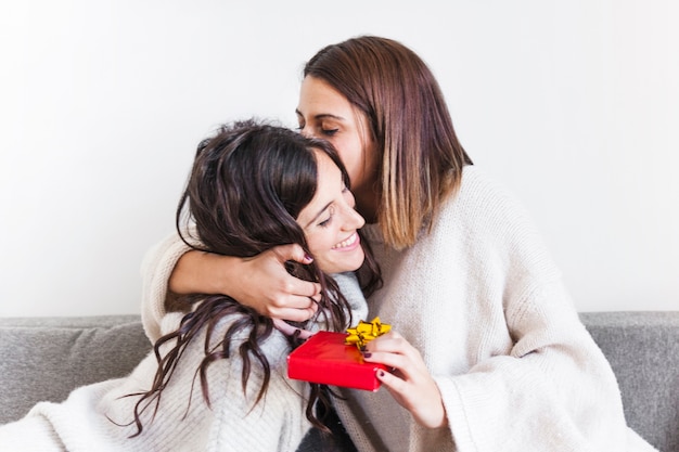 Foto grátis beijando mulheres apaixonadas pelo presente