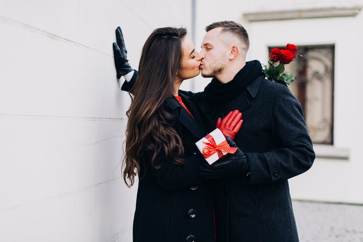 Foto grátis beijando pessoas com data no exterior