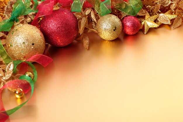 Beira do Natal com bolas vermelhas e douradas
