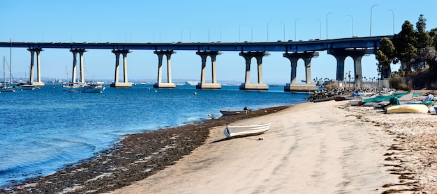 Beira-mar com barcos estacionados na areia em San Diego