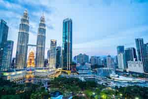 Foto grátis bela arquitetura edifício cidade exterior no horizonte de kuala lumpur