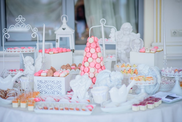 Bela barra doce de doces cor de rosa e branco decorados