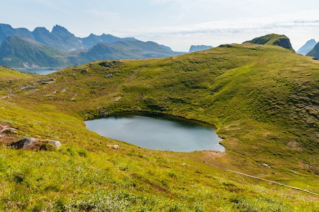 Bela cena de um lago nas ilhas lofoten, na noruega, em um dia ensolarado