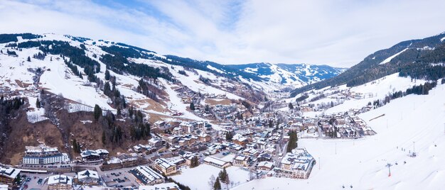 Bela cidade montanhosa coberta de neve nos Alpes da Áustria
