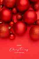 Foto grátis bela composição de bolas de natal vermelhas em fundo vermelho