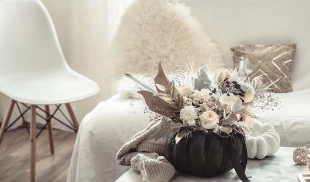 Foto grátis bela composição de flores no interior da sala