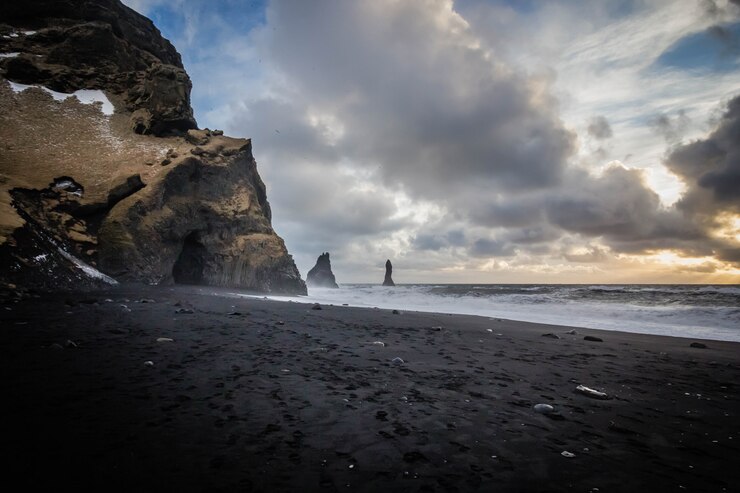 Foto grátis bela costa do mar em vik, islândia, com nuvens e rochas de tirar o fôlego