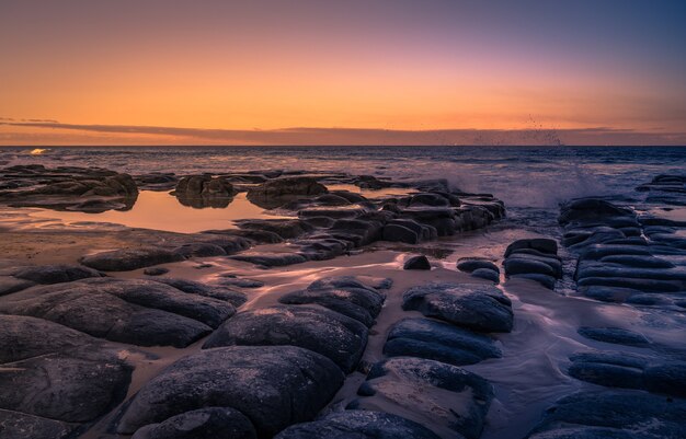 Bela costa rochosa em Queensland, Austrália, ao pôr do sol