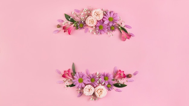 Bela decoração de flores contra um fundo rosa