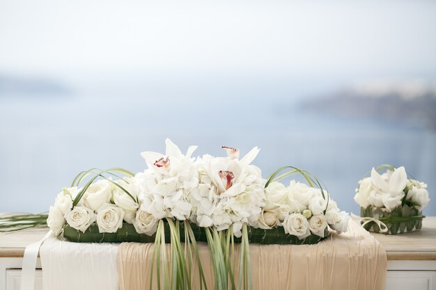 Bela decoração de flores na mesa de casamento