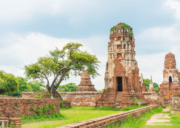 Bela e antiga arquitetura histórica de Ayutthaya na Tailândia