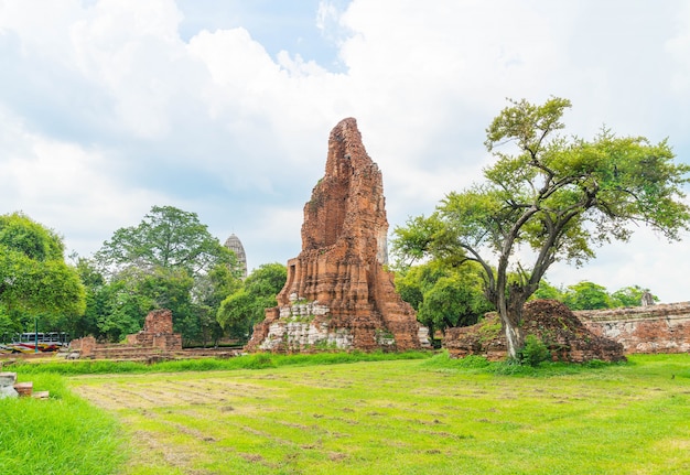 Bela e antiga arquitetura histórica de Ayutthaya na Tailândia