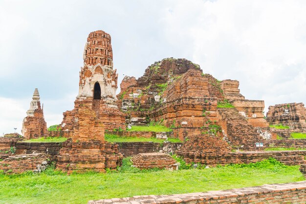 Bela e antiga arquitetura histórica de Ayutthaya na Tailândia