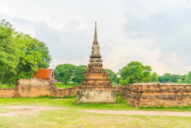 Bela e antiga arquitetura histórica de Ayutthaya na Tailândia