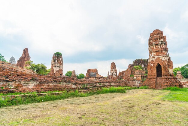 Bela e antiga arquitetura histórica de Ayutthaya na Tailândia