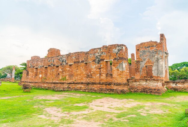 Bela e antiga arquitetura histórica de Ayutthaya na Tailândia