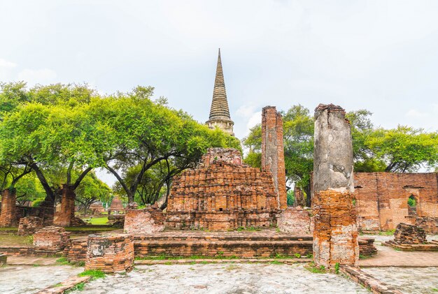 Bela e antiga arquitetura histórica de Ayutthaya na Tailândia