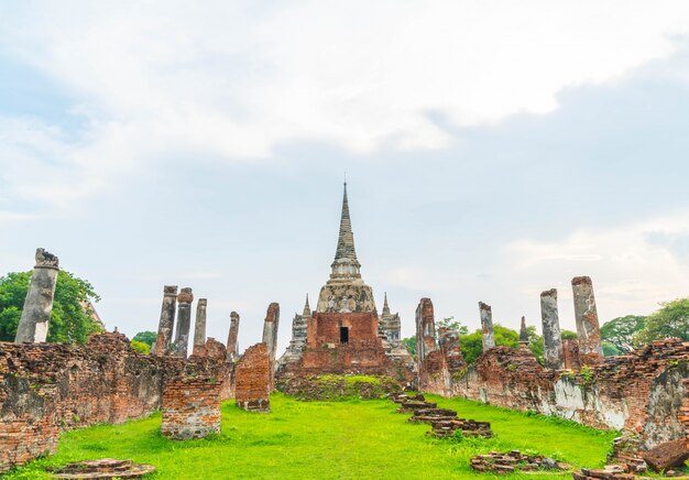 Bela e antiga arquitetura histórica de Ayutthaya na Tailândia