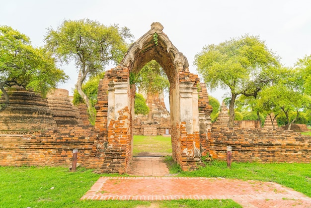 Foto grátis bela e antiga arquitetura histórica de ayutthaya na tailândia