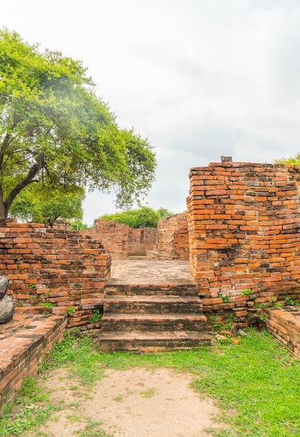 Bela e antiga arquitetura histórica de Ayutthaya na Tailândia