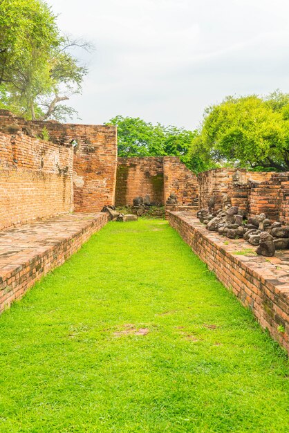 Bela e antiga arquitetura histórica de Ayutthaya na Tailândia