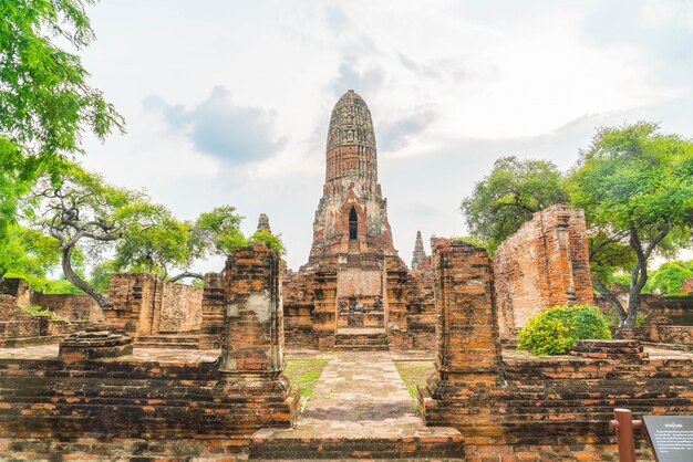 Bela e antiga arquitetura histórica de Ayutthaya na Tailândia