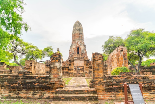 Bela e antiga arquitetura histórica de Ayutthaya na Tailândia