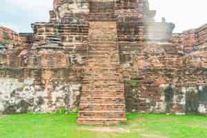 Foto grátis bela e antiga arquitetura histórica de ayutthaya na tailândia