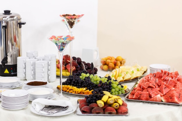 Bela e deliciosa mesa de buffet para uma festa de casamento