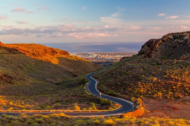 Bela estrada vazia através do desfiladeiro até o Oceano Atlântico na ilha de Gran Canaria