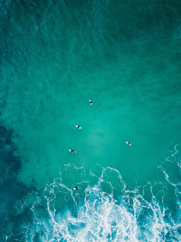 Foto grátis bela foto aérea das ondas do mar de cima com vista aérea - papel de parede perfeito
