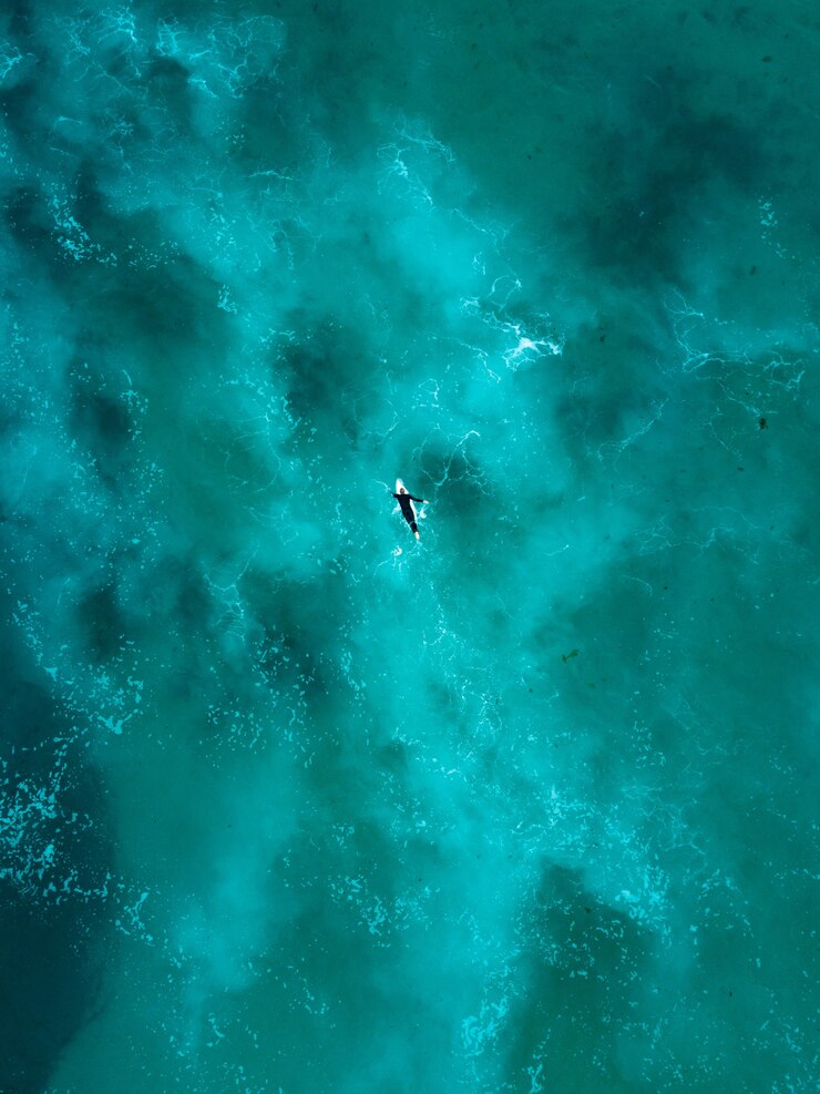 Foto grátis bela foto aérea de ondas do mar, de cima, na vista panorâmica